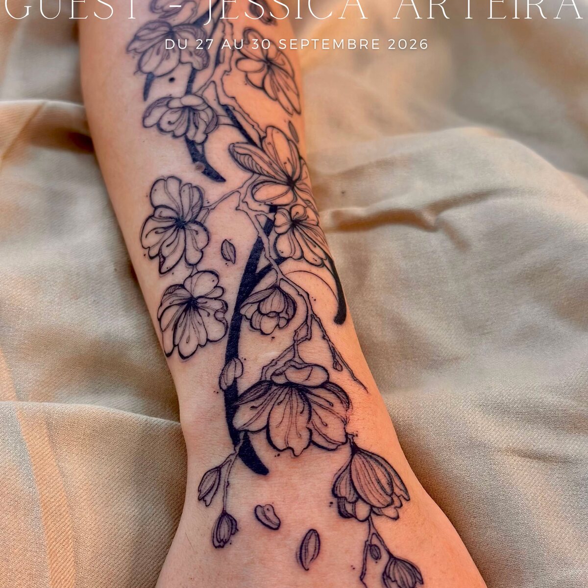 Tatouage floral dessiné sur l’avant-bras